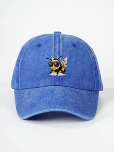 Detail einer blauen gewaschenen Jeans-Basecap mit coolem Cartoon-Biene-Motiv und Sonnenbrille