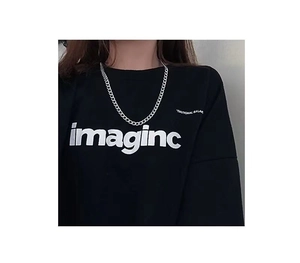 Gros plan d'un t-shirt noir à col rond avec l'imprimé 'imaginc' sur la poitrine