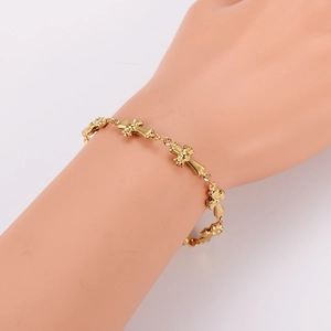 Bracelet vintage en acier inoxydable doré avec croix pour femme sur le poignet