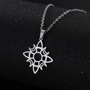 Vue détaillée d'un pendentif géométrique céleste sur une fine chaîne en argent poli