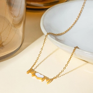 Détail du collier MOM en acier inoxydable plaqué or 18k avec pendentif coeur en cristal