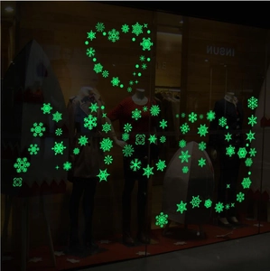 Autocollants de fenêtre de Noël verts lumineux avec des flocons et des étoiles