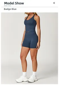 Dettaglio del set yoga blu badge smerigliato con canotta e pantaloncini a vita alta
