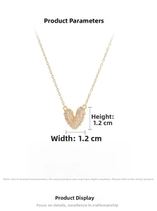 Detalle de un colgante de corazón de circón rosa con cadena de cobre chapada en oro