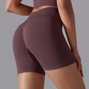 Détail du short de yoga sans couture taille haute avec texture côtelée et effet galbant