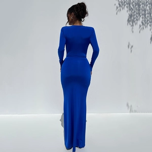 Robe longue bleue élégante à manches longues avec col en V profond et vue arrière fendue