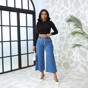 Jean femme taille haute à jambes larges en denim bleu avec cordon et coupe évasée courte