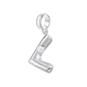 Détail du pendentif lettre L argenté avec une perle blanche et bélière large