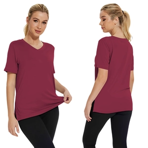 Vista fronte e retro di una t-shirt bordeaux con scollo a V e dettagli spacco laterale
