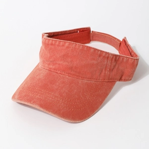 Détail de la visière en denim corail délavé avec sangle réglable et texture vintage
