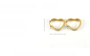 Vista dettagliata di orecchini a cuore in titanio placcati oro 18k con pavé di diamanti