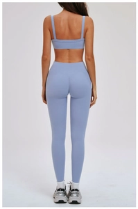 Vue arrière d'un ensemble de yoga lavande avec legging taille haute et brassière fine