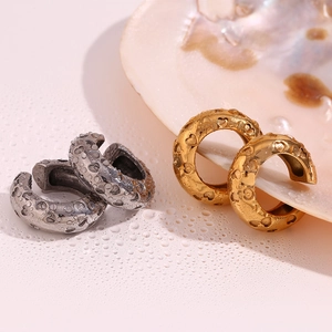 Retro 18K gold and silver stainless steel heart embossed C-shaped hoop earrings