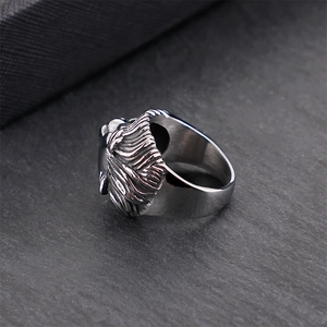 Retro Löwenkopf Ring aus Edelstahl für Herren mit Vintage Finish auf Steinoberfläche