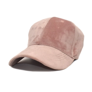 Detail der rosa Samt-Baseballkappe mit weicher Textur und verstärktem genähtem Schirm
