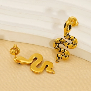 Boucles d'oreilles serpent en acier inoxydable plaqué or 18k avec détails noirs
