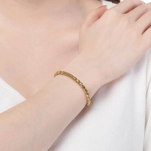 Close-up of a 4mm gold twisted rope chain bracelet on a female wrist for fashion