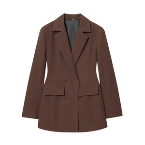Vue détaillée de la robe blazer marron foncé à double boutonnage avec poches à rabat