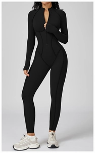 Dettaglio del body sportivo nero con colletto a mezza zip e design con fori per i pollici