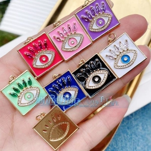 Detail bunter quadratischer Evil Eye Emaille Anhänger mit Zirkon für DIY-Schmuckherstellung
