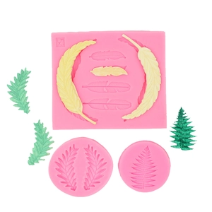 Détails macro des moules en silicone rose pour feuilles et plumes avec textures précises