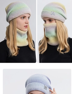 Détails d'un ensemble bonnet et tour de cou en maille dégradée avec écusson de sport gris