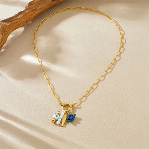Collier doré avec perles, pendentifs poisson et raisin sur chaîne à maillons