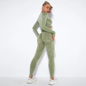 Detailansicht des nahtlosen Yoga-Sets in Olivgrün mit High Waist Scrunch-Butt Leggings