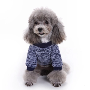 Detailansicht melierter blauer Hundestrickpullover mit Rippstrickbündchen am Pudel