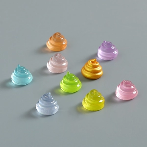Breloques Lumineuses En Forme De Caca Résine Fluorescente 3D Spirale Dessin Animé DIY Bijoux Accessoires Ornements De Bureau