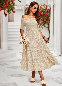 Detail eines schulterfreien Blumenkleids mit gerafftem Mieder und A-Linie