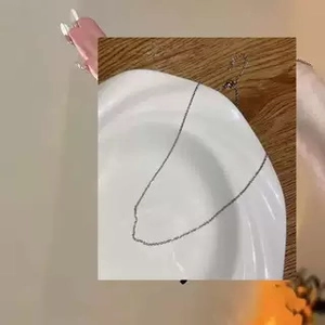 Gros plan détaillé d'un collier chaîne argenté ultra-fin élégant avec maillons polis