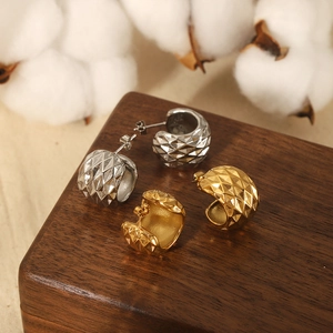 Boucles d'oreilles créoles C en acier doré 18K et argent avec motif losange gaufré