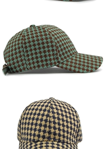 Nahaufnahme von Baseballkappen mit Hahnentrittmuster aus grünem und blauem Winterstoff