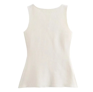 Gros plan d'un haut sans manches en tricot blanc crème avec texture à côtes verticales