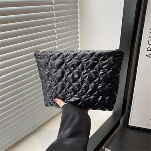 Black quilted heart pattern cosmetic bag with metal zipper for portable storage