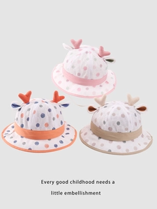 Dettaglio di cappelli estivi per neonati con pois e corna decorative in tre colori