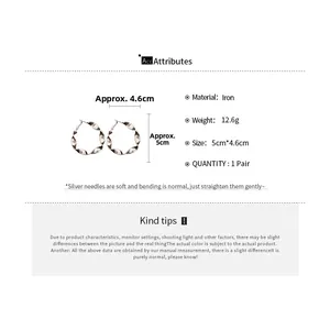 Détail des créoles spirales en argent avec infos sur la taille 5cm et le poids 12,6g