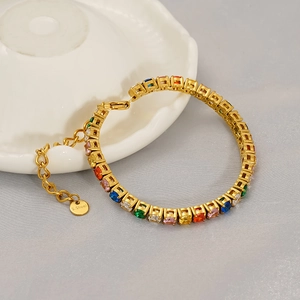 Bracelet tennis en acier doré avec zircons carrés colorés aux reflets arc-en-ciel