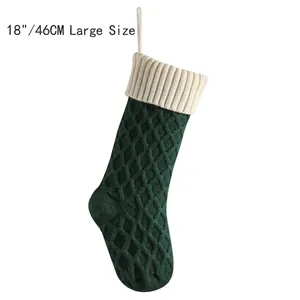 18 Zoll große waldgrüne Strick-Weihnachtssocke mit weißem Rand und Rautenmuster-Design