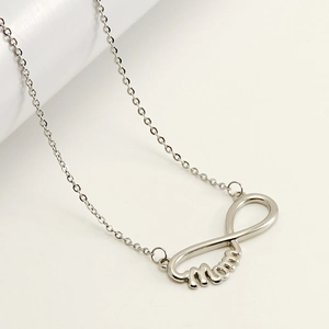 Détail du collier en acier inoxydable argenté avec lettrage Mom et symbole de l'infini