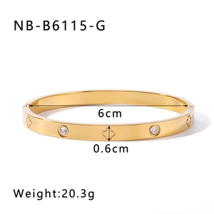 Dettaglio del bracciale a cuore placcato oro 18k con cristalli e dimensioni di 6cm di diametro