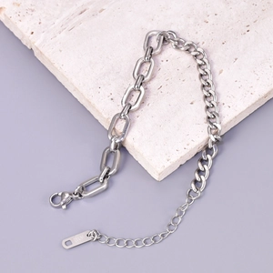 Dettaglio del bracciale in acciaio argento con maglie rettangolari e marchio K18
