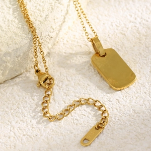 Détail du collier avec pendentif carré plaqué or 18 carats sur pierre blanche