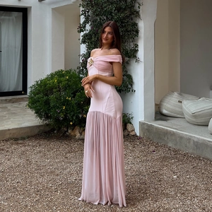 Elegantes rosa trägerloses Abendkleid mit Netzstoff und gerafftem Rock und Goldbrosche