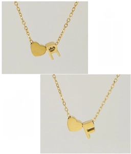 Vue détaillée du collier en acier inoxydable écologique avec pendentifs cœur et lettre