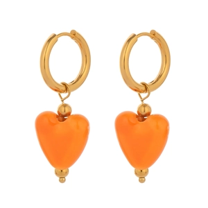 Créoles dorées minimalistes avec pendentifs cœurs orange brillants sur fond blanc épuré
