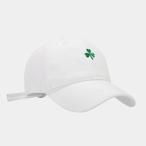 Détail de la broderie trèfle vert sur une casquette de baseball en coton blanc