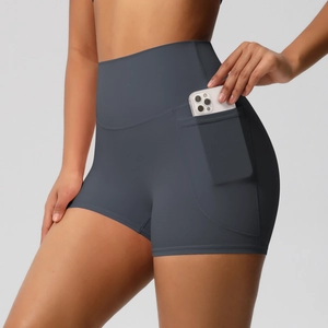 Détail du short de yoga taille haute gris foncé avec poche latérale pour téléphone