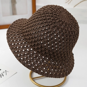 Détail d'un chapeau cloche au crochet marron foncé avec tissage ajouré et bord ondulé